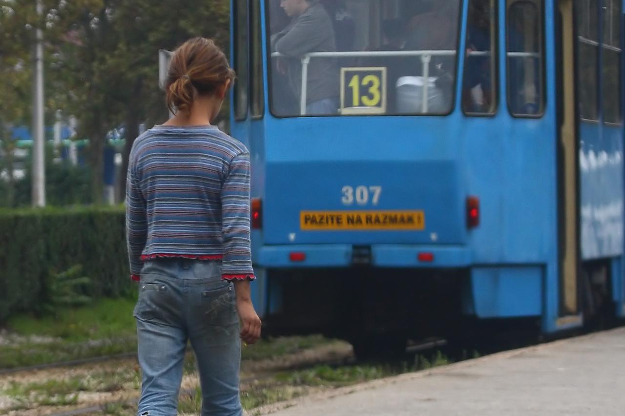 11.10.2010., Zagreb - Bosonoga djevojcica prosi izmedju automobila na krizanju Heinzelove i Vukovarske ulice. Pravobraniteljica za djecu upozorava da je prava pomoc djeci prosjacima prijava policiji, koja ce izvijestiti centar za socijalnu skrb koja ce on