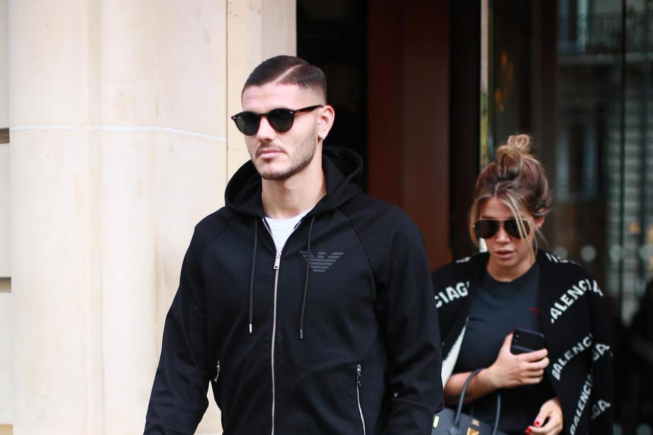 Mauro Icardi et sa femme Wanda Nara à la sortie de l'hôtel Royal Monceau à Paris