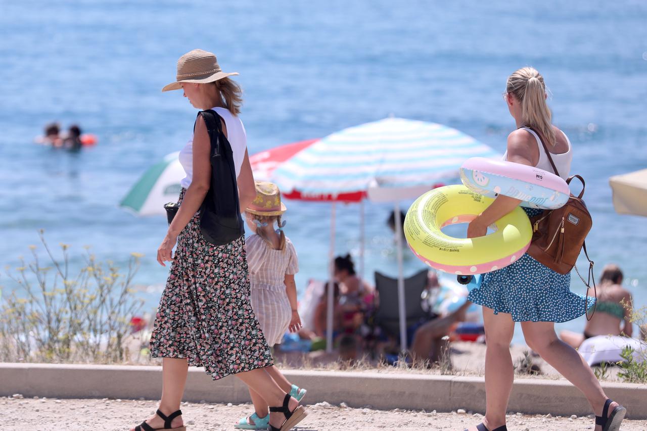 Split: Građani i turisti osvježenje pronašli na plaži