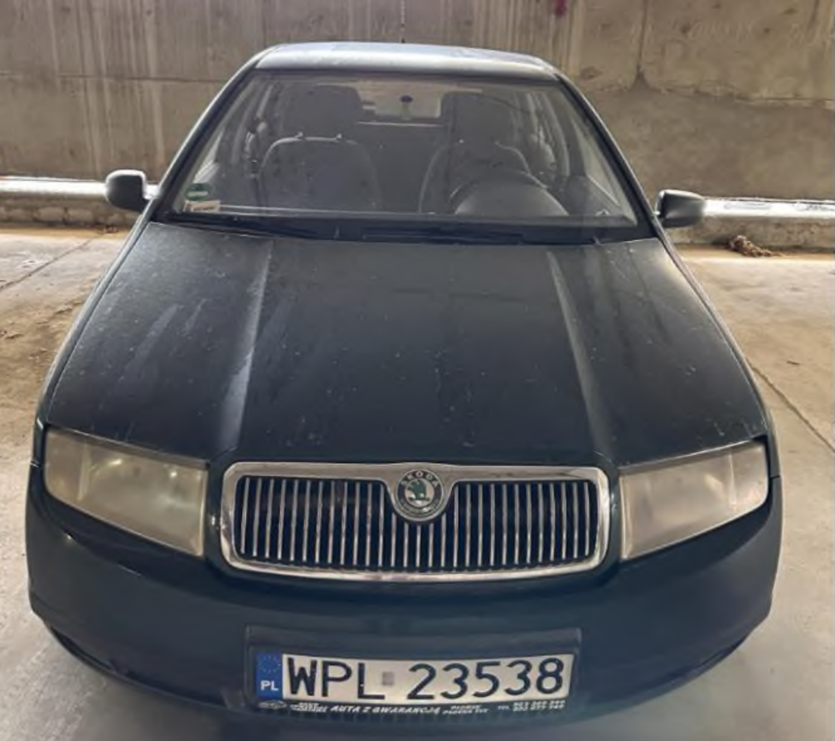 Škoda Fabia 1.4 Classic: Godina proizvodnje je 2000., boja je zelena s efektom, a snaga motora je 44 kW. Mjenjač je manualni s pet brzina, pogon prednji, a početna cijena mu je 157,95 eura uz trošak procjene od 53,09 eura te jamčevinu od 50 eura. 
