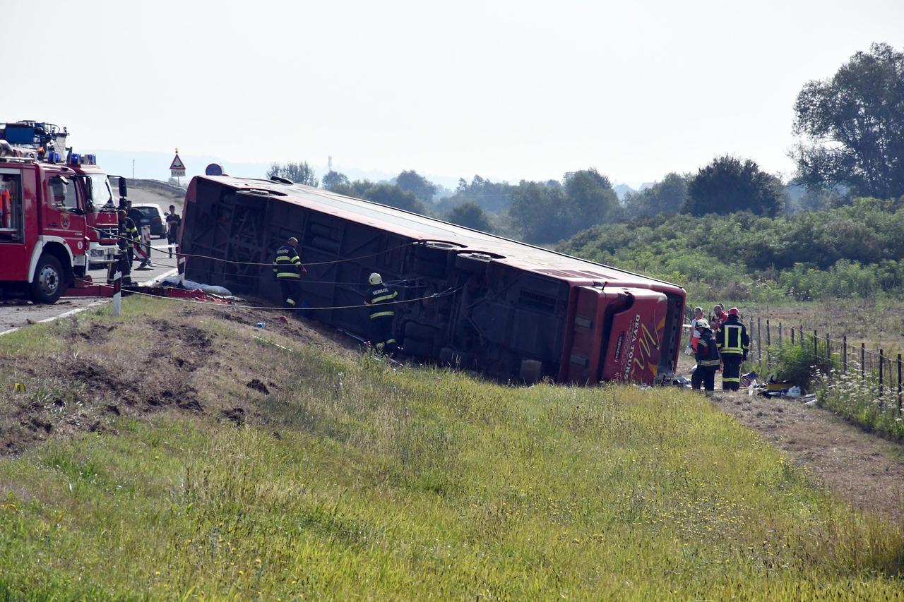 Slavonski Brod: Autobus sletio s autoceste, poginulo deset osoba, deseci ozlijeđenih