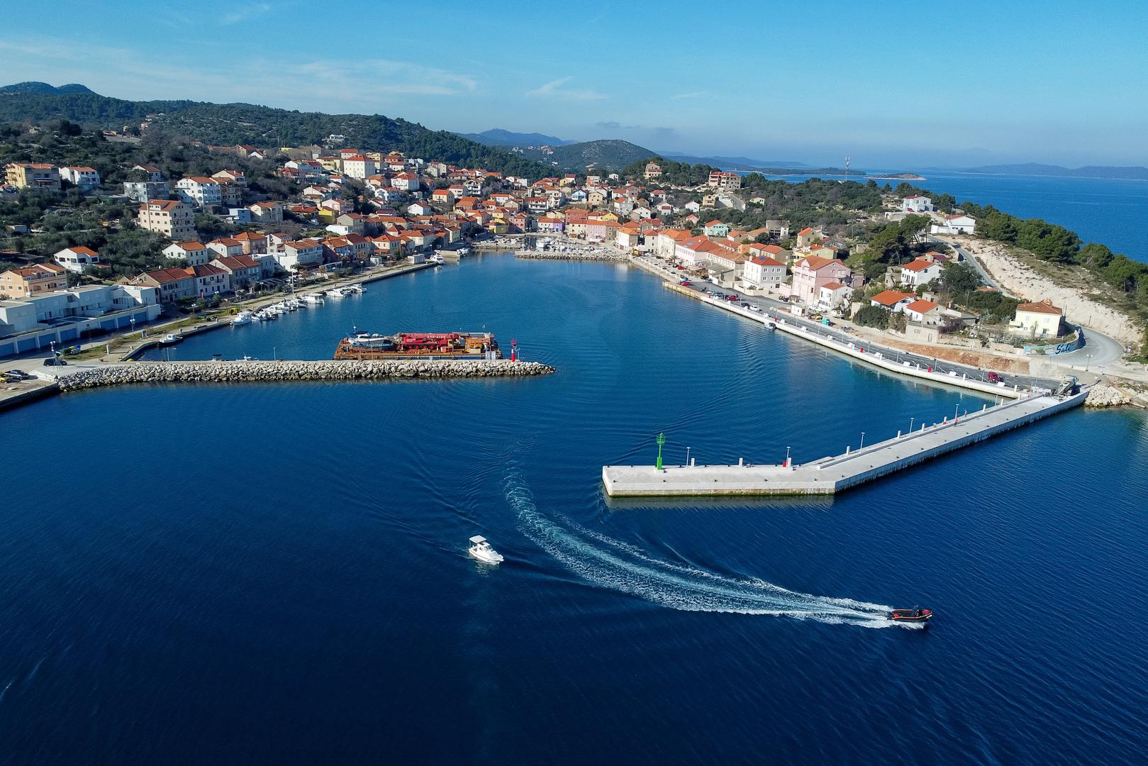 Nakon dvije godine radova, konačno je sagrađena luka Sali s novim lukobranom duljine 116 metara te prostranom priveznom obalom koja se proteže na 149,44 metara. Ova nova luka predstavlja ključnu točku za siguran i stabilan pomorski promet u ovom dijelu Dugog otoka te će pružiti unaprijeđenu uslugu prijevoza tijekom cijele godine, jačajući povezanost otoka s kopnom.