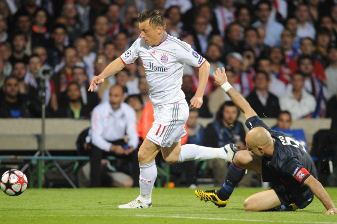 'Bayern Munich\'s Croatian striker Ivica Olic (L) and Olympique Lyonnais\' Brazilian defender Cris  vie for the ball during the 2nd leg UEFA Champions League semi-final match Olympique Lyonnais vs FC 