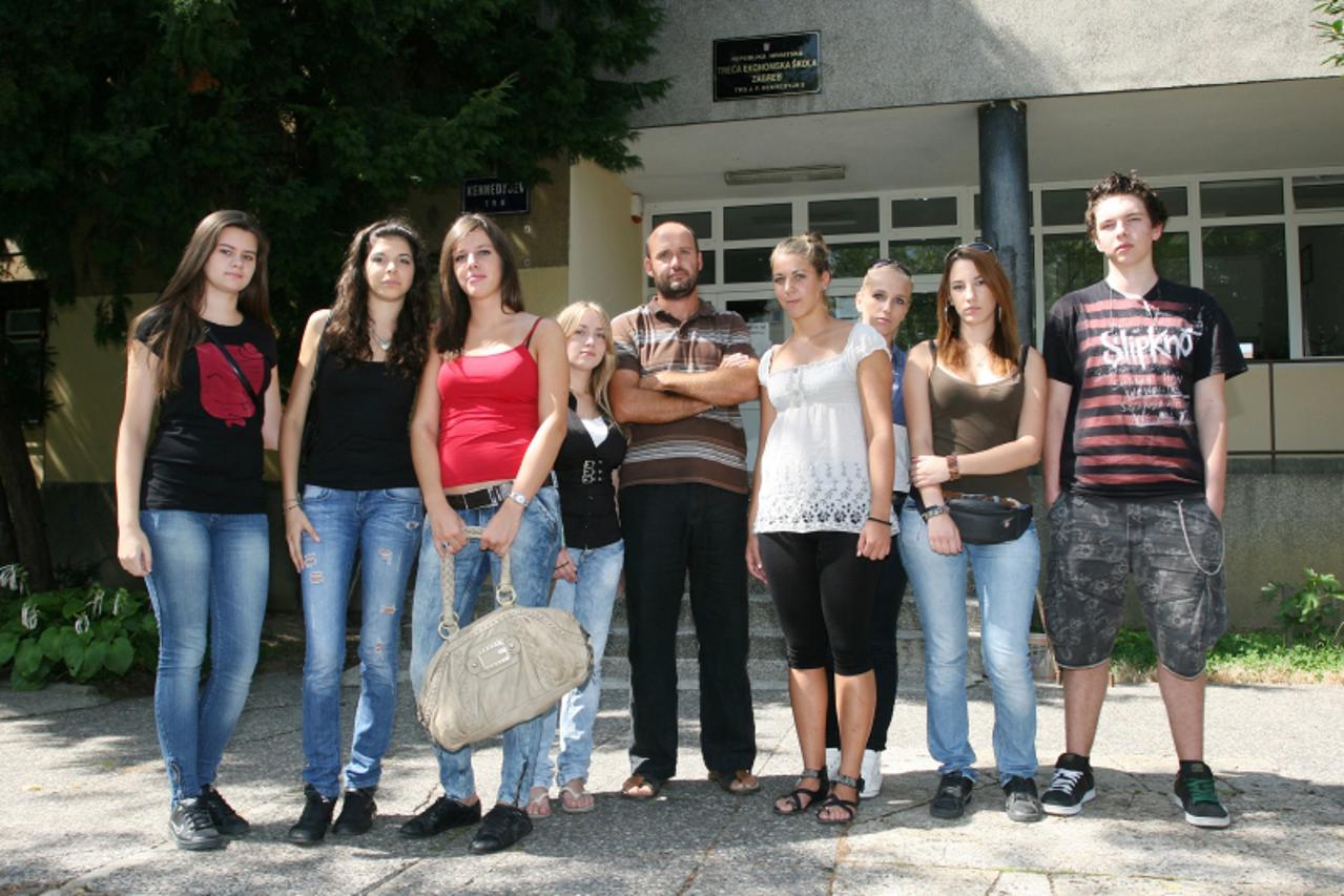 '26.08.2010.,  Zagreb - Ucenici 3a razreda, trece ekonomske skole su prevareni i izigrani za putovanje u Barcelonu za maturalac. Profesor Davor Cerni, razredni nastavnik 3a razreda sa nekim od ucenika