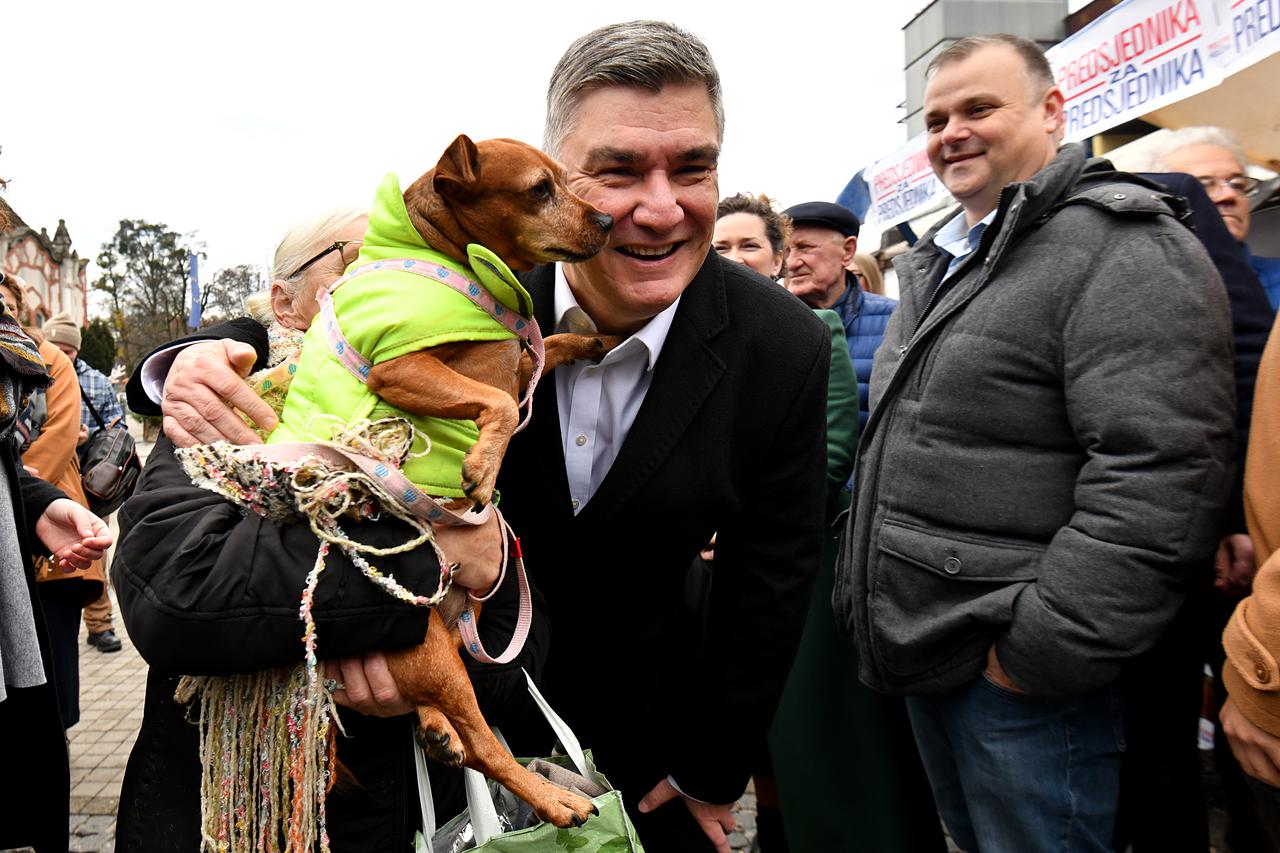 Zoran Milanović se družio s građanima u Čakovcu, oduševio ga psić koji ga je lizao po licu