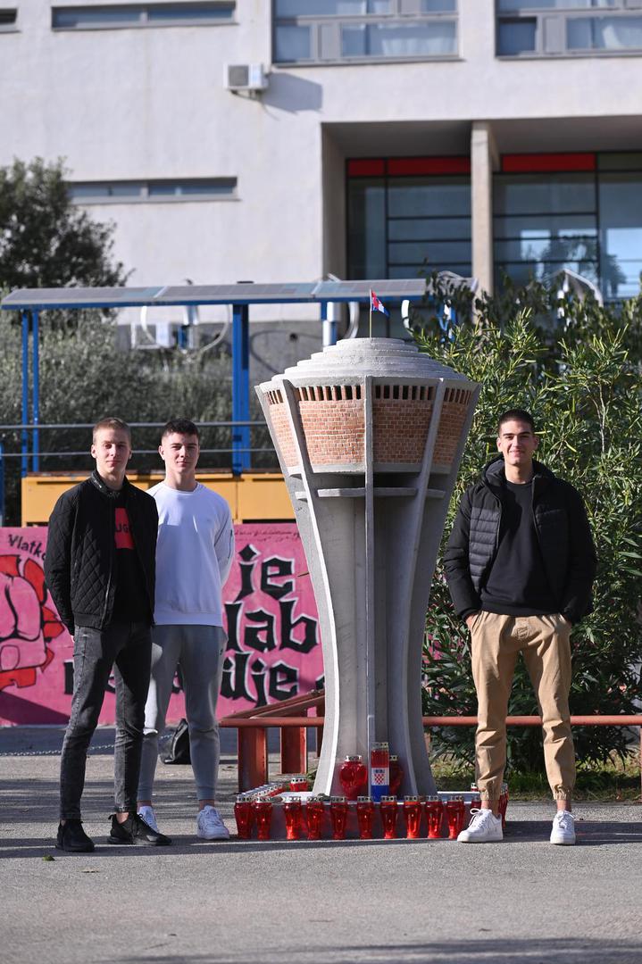 Profesorica hrvatskog jezika predložila im je da naprave maketu visoku 30 centimetara, no maketa neposlušnih učenika sa svojih 220 centimetara gotovo je osam puta viša od toga.

