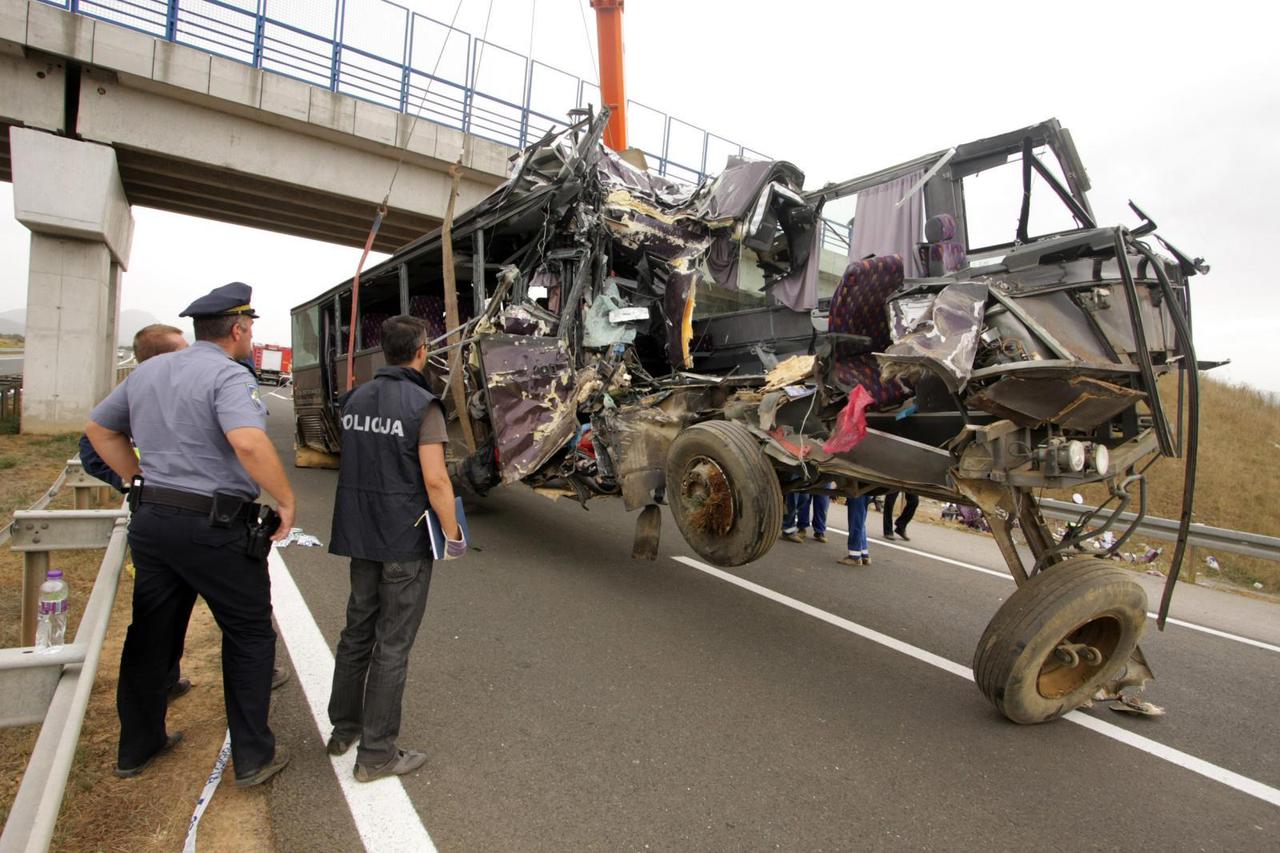 ARHIVA - 2008. Gospi?: 13 mrtvih i 30 ozlije?enih u izlijetanju slova?kog autobusa