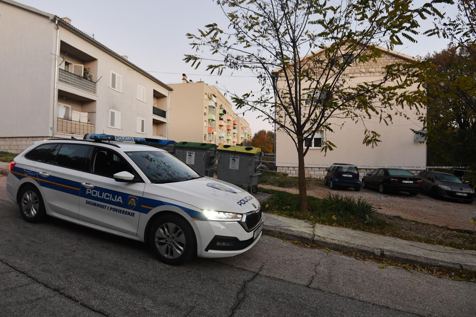 Policijski službenici osiguravaju mjesto događaja te će se očevidom utvrditi okolnosti nastanka eksplozije, kratko je objavila policija.