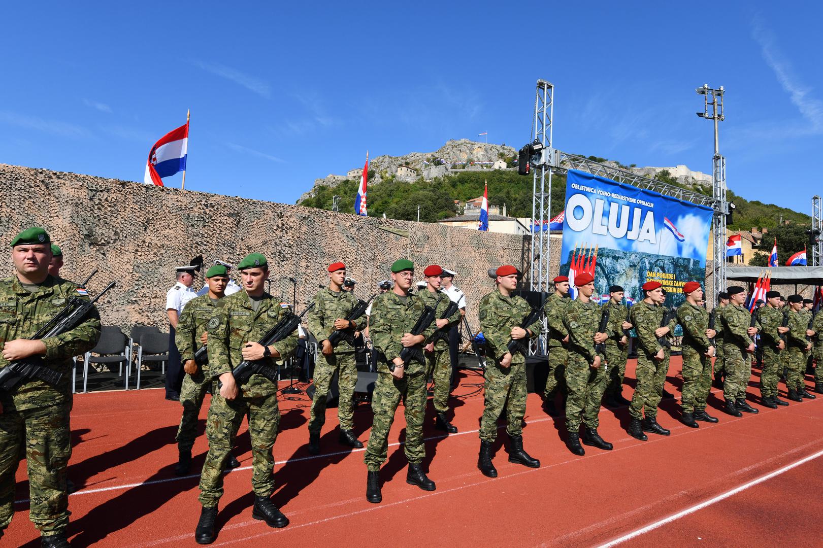 Cjelokupan program i misa moći će se pratiti u izravnom prijenosu Hrvatske radiotelevizije, dok će se taktičko-tehnički zbor naoružanja i opreme moći razgledati uz kninsku ulicu dr. Franje Tuđmana i na parkiralištu kod Autobusnog kolodvora od 8 do 16 sati.