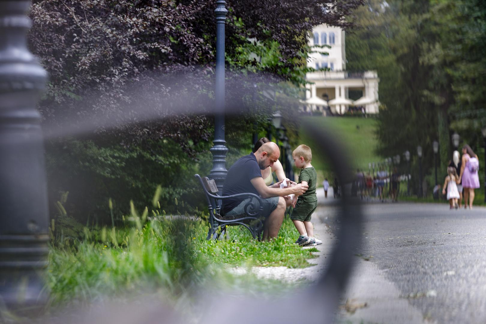 Brojni Zagrepčani tako su ovu nedjelju odlučili provesti u parku Maksimir, jednim od najljepših parkova u gradu koji je otvoren 1794. godine na inicijativu biskupa Maksimilijana Vrhovca.