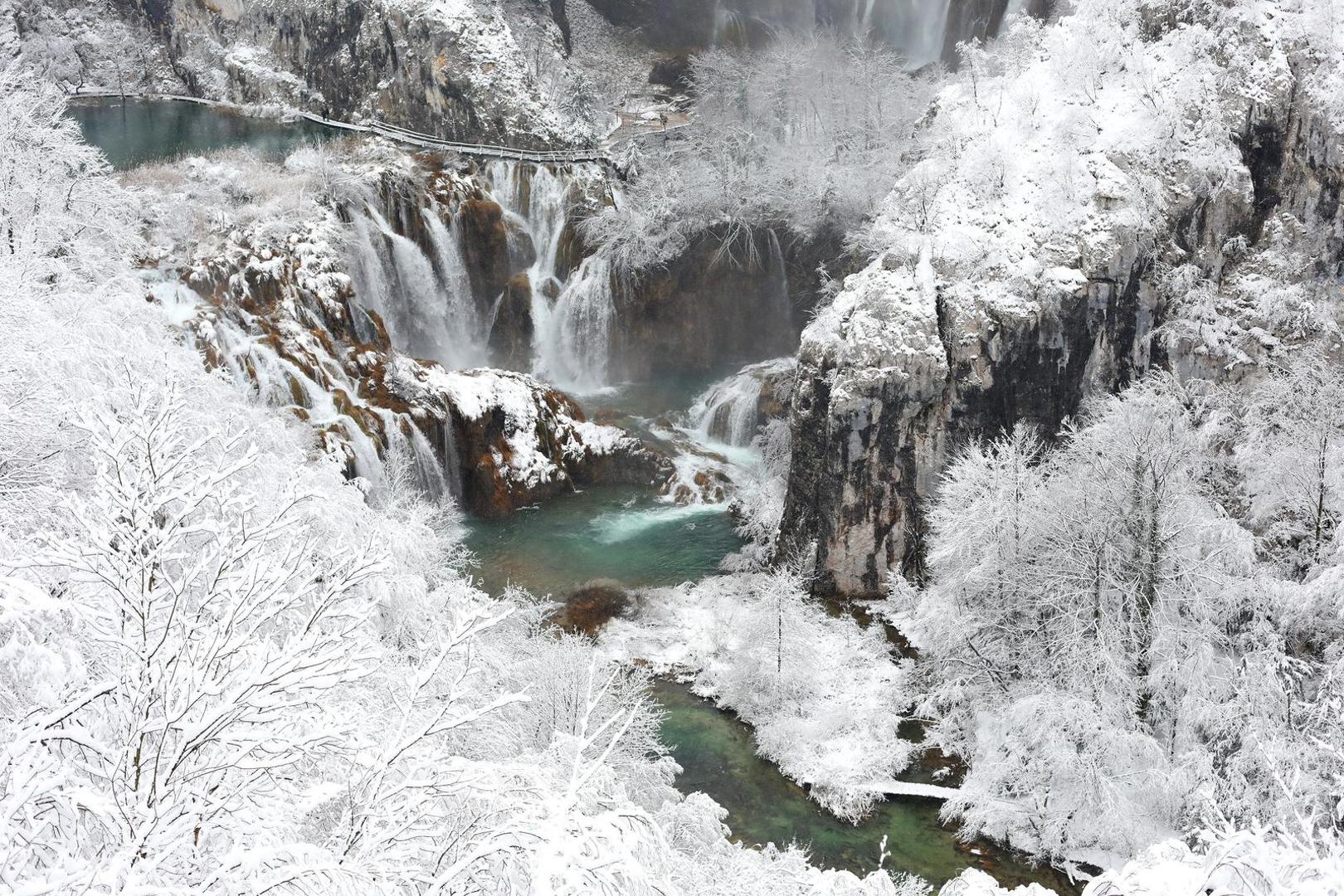 20.01.2023, Plitvicka jezera - Na Plitvickim jezerima palo je dvadesetak centimetara novog snijega. U snjeznoj idili i pravim zimskim temperaturama danas su uzivali i brojni turisti. Photo: Kristina Stedul Fabac/PIXSELL