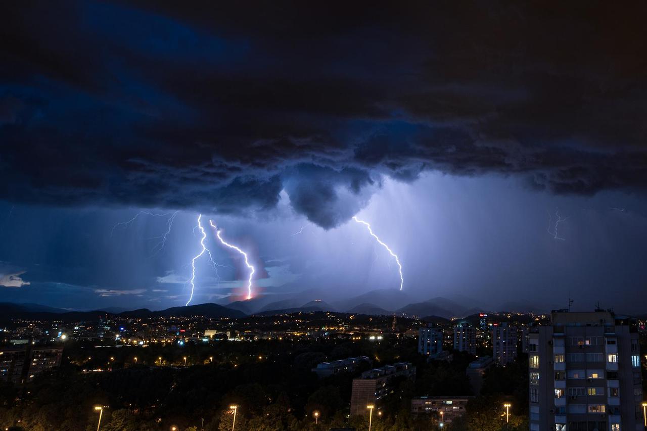 Munje i oblaci iznad Zagreba tijekom nevremena