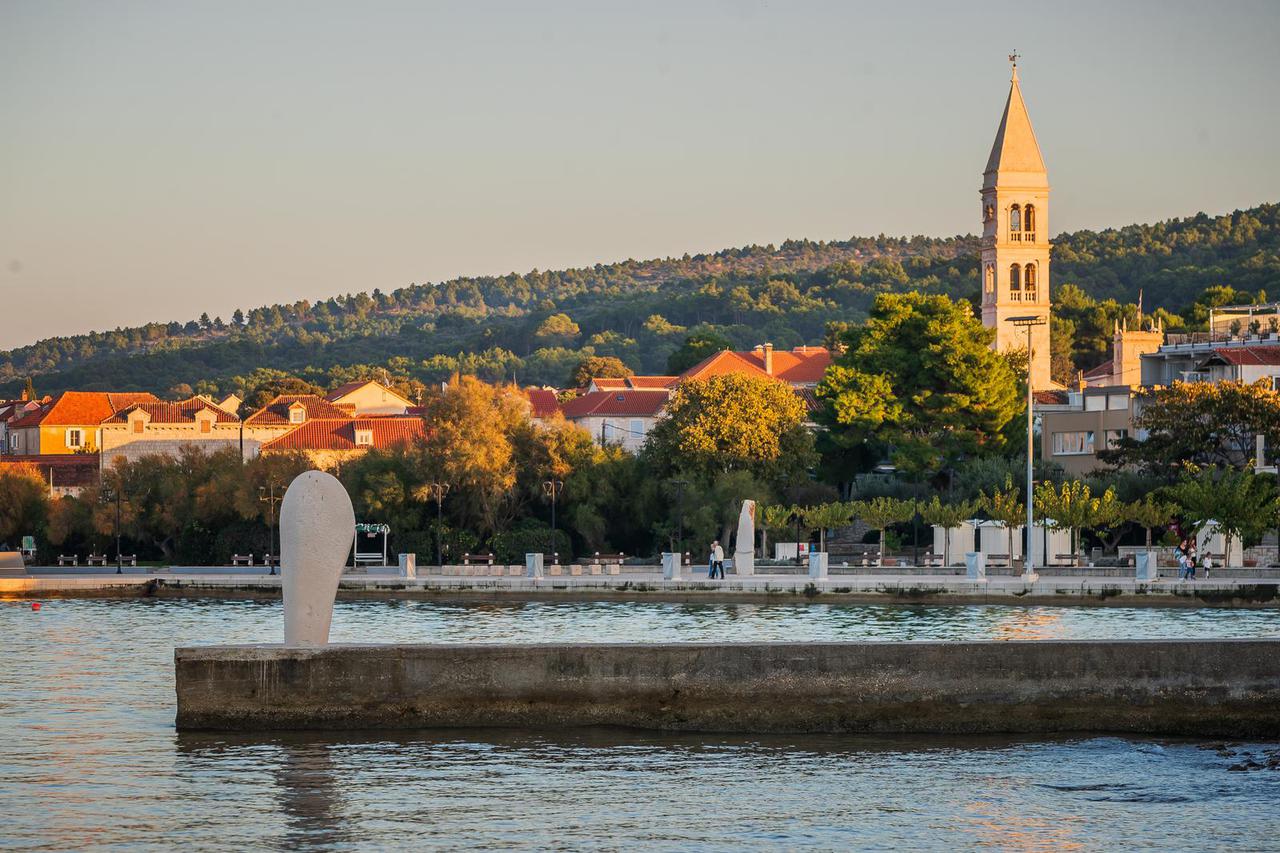 Supetar: Spomenik Periski na Supetarskoj Rivi