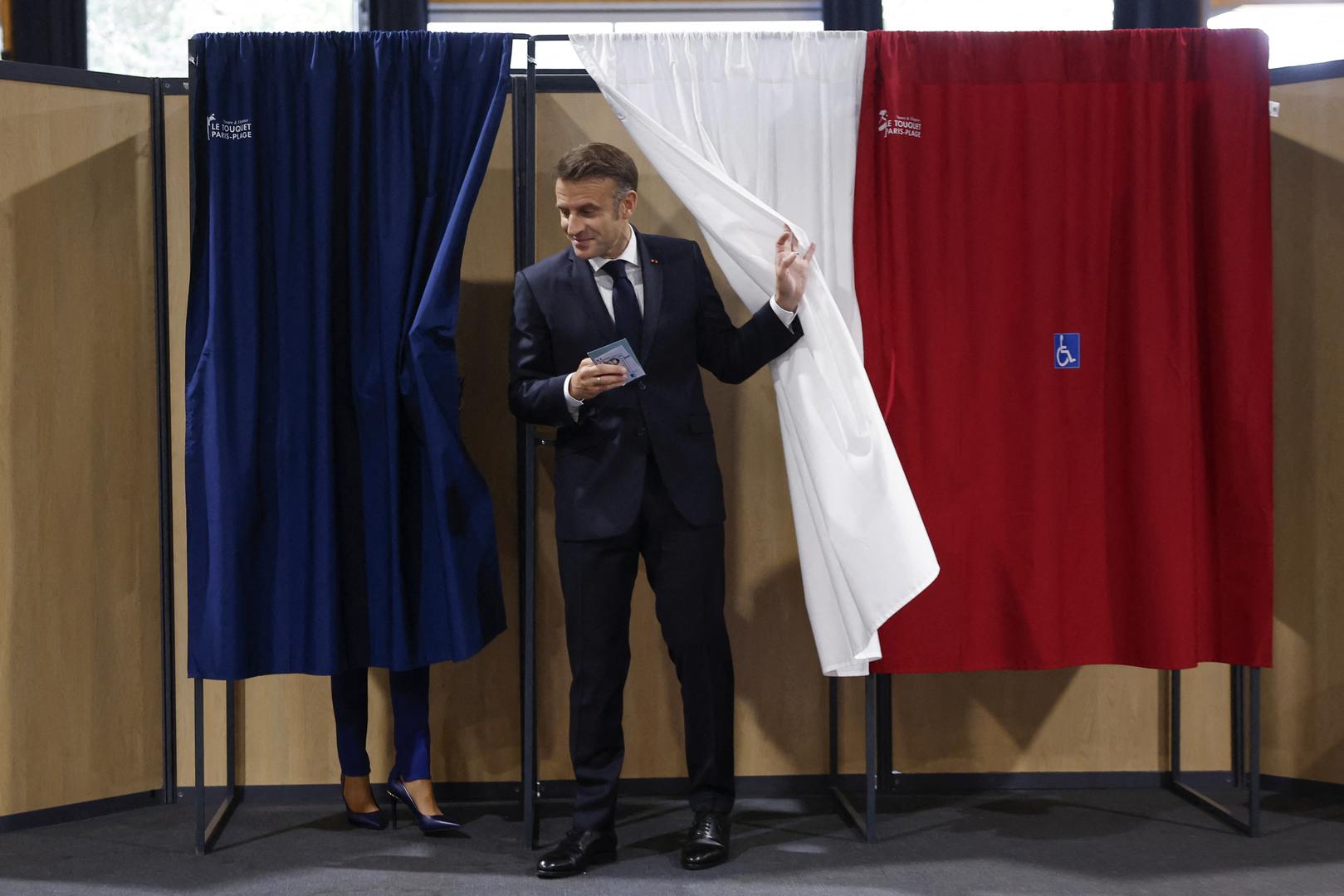 French President Emmanuel Macron (R) and French First Lady Brigitte Macron (L) vote at a polling station in the second round of French parliamentary elections in Le Touquet-Paris-Plage, France, 07 July 2024. MOHAMMED BADRA /Pool via REUTERS Photo: MOHAMMED BADRA / POOL/REUTERS