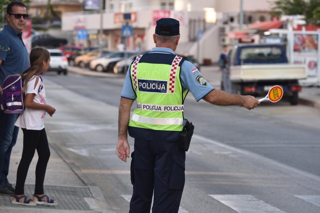 Šibenik: Policija nadzire prilaze školama na prvi dan škole 