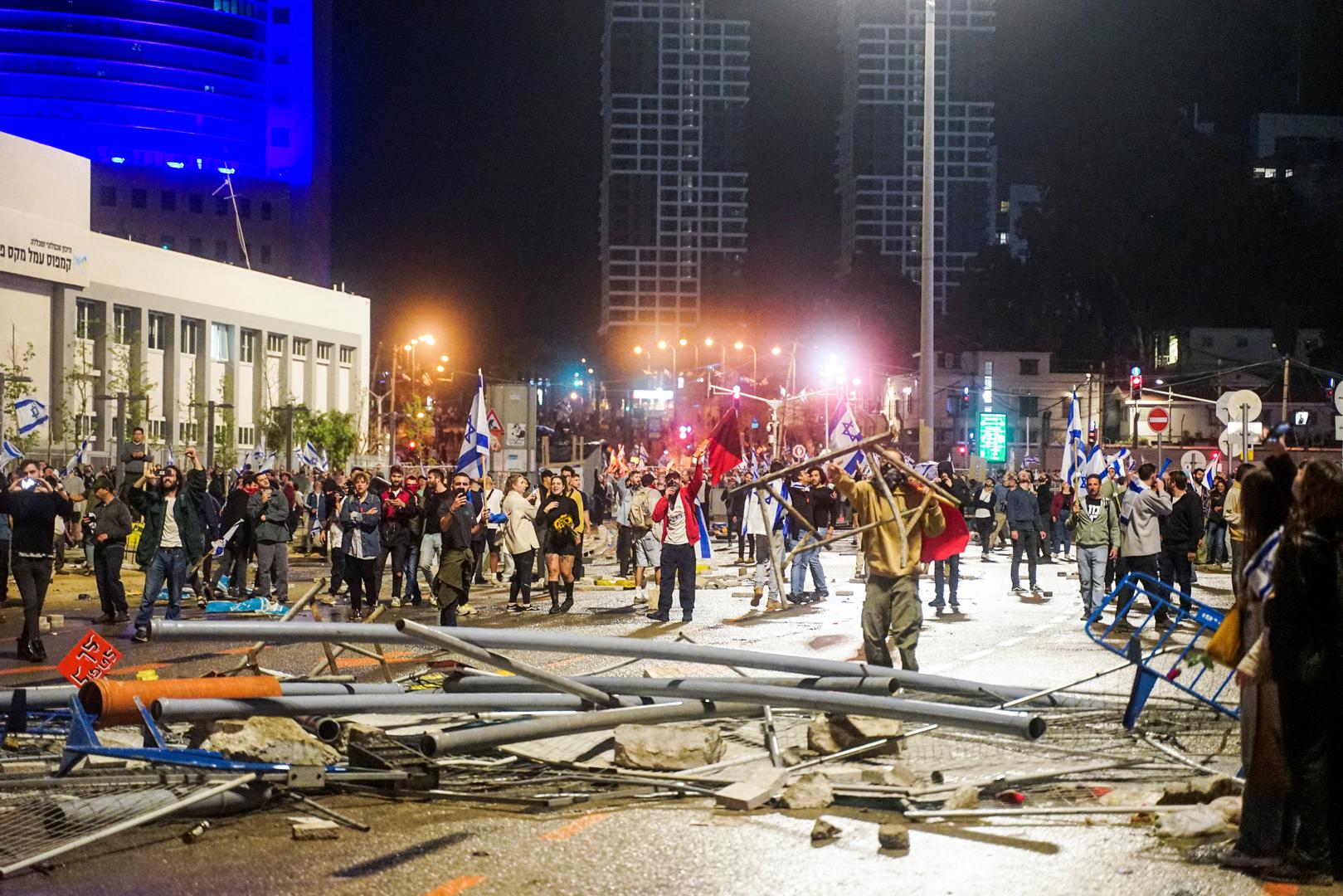 Debris blocks the street during a demonstration against Israeli Prime Minister Benjamin Netanyahu and his nationalist coalition government's plan for judicial overhaul, in Tel Aviv, Israel, March 27, 2023. REUTERS/Itai Ron  NO RESALES. NO ARCHIVES Photo: Stringer/REUTERS