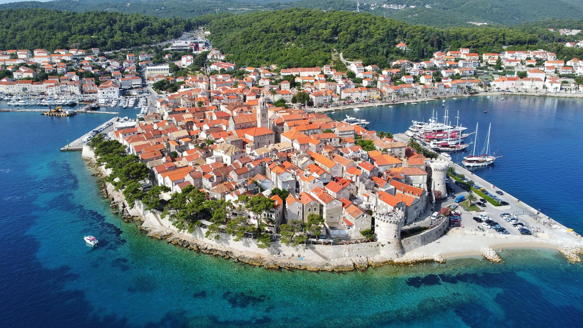 10. Hrvatska: Za Hrvatsku su napisali da postupno stječe reputaciju europske turističke destinacije. Cjenovno je pristupačnije odredište za odmor od nekih susjednih zemalja, a čitateljima su preporučili da obiđu neke jadranske dragulje te da je njihova preporuka Korčula. Predložili su i odlazak na slasna gurmanska putovanja oko Splita ili Zagreba ili istraživanje povijesnog grada Dubrovnika i njegovih zidina. Smatraju da su plaže najatraktivniji dio naše zemlje te da će turisti s više od četiri tisuća kilometara obale biti razmaženi izborom.

