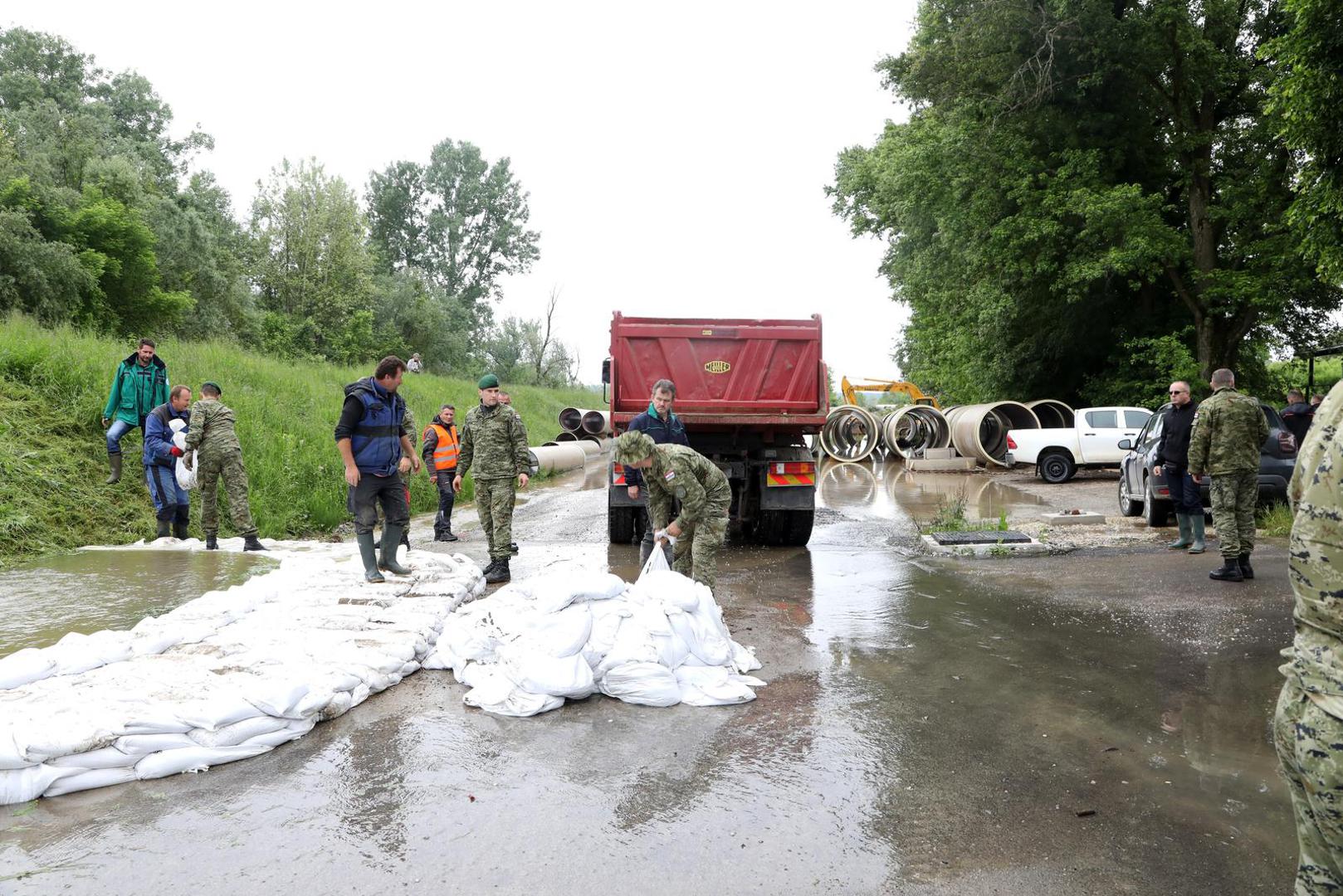 19.05.2023., Petrinja - Doslo je do probijanja rijeke Kupe kroz kanalizacijski sustav u Ulici Antuna Mihanovica te je poslana vojska kako bi se osiguralo mjesto gdje je probila voda. Photo: Edina Zuko/PIXSELL