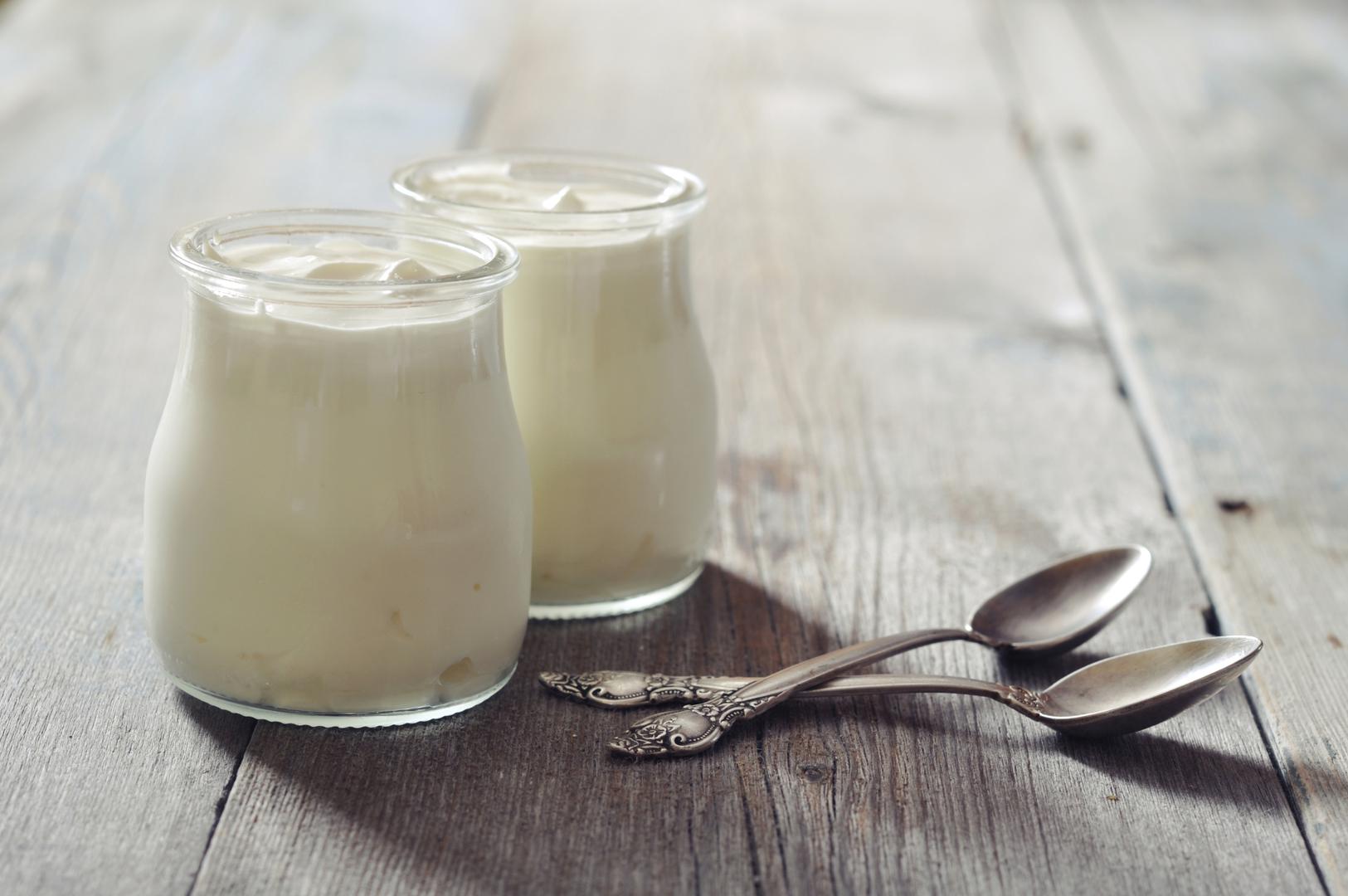 Jogurt: Kalcij, ključan element za jake kosti, i proteini, dobri za održavanje mišića, nalaze se u jogurtu. Međutim, iako je prirodni jogurt označen kao prerađen, mnoge vrste koje se prodaju u trgovinama su ultraprerađene. Neki sadrže umjetne sastojke, stabilizatore i konzervanse namijenjene poboljšanju okusa, boje i roka trajanja. Drugi, koji tvrde da imaju nizak udio šećera, umjesto toga koriste umjetna sladila poput aspartama, koji je klasificiran kao moguće kancerogen za ljude. NHS preporučuje da se odlučite za nezaslađene varijante jogurta s niskim udjelom masti.