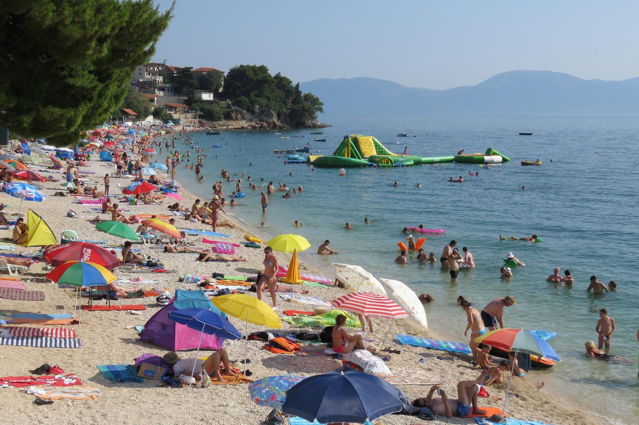 08.07.2015., Gradac - Kupaci na plazi u Gradcu uzivaju u zadnjim zrakama sunca.  Photo: Ivo Cagalj/PIXSELL