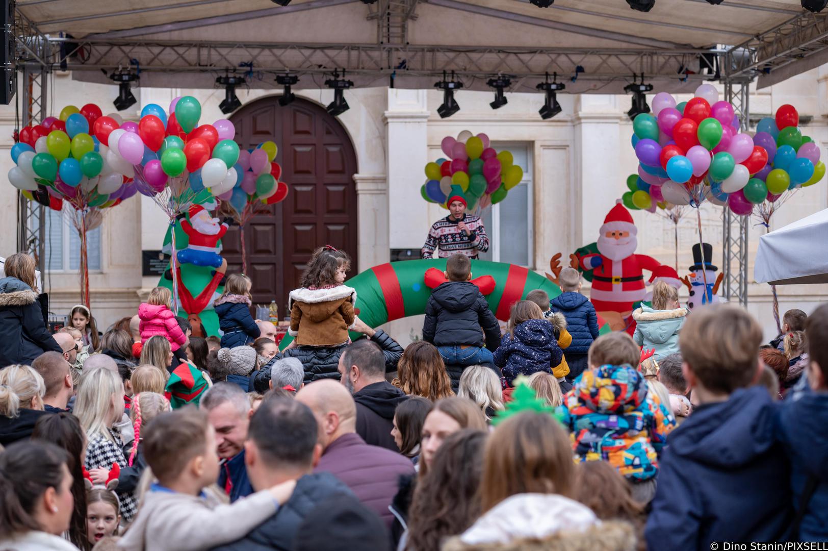 31.12.2022., Zadar - Nekoliko stotina malisana pustanjem balona proslavilo je Djecju Novu godinu u podne na Narodnom trgu.  Photo: Dino Stanin/PIXSELL