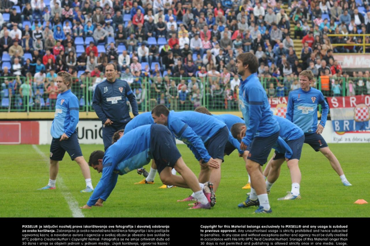 '01.06.2013., Siroki Brijeg - Velik broj navijaca pozdravio je Hrvatske reprezentativce na treningu na stadionu Pecara. Alen Halilovic, Igor Stimac, Dejan Lovren, Mateo Kovacic, Niko Kranjcar, Marin T