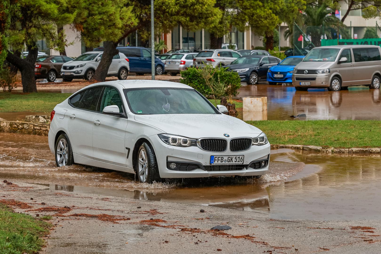 12.09.2024., Umag - 
Nakon jakog juga i kise potopljeni su neki dijelovi Umaga a poslje je jak vijetar izmamio znatizeljne turiste i surfere na more Photo: Srecko Niketic/PIXSELL