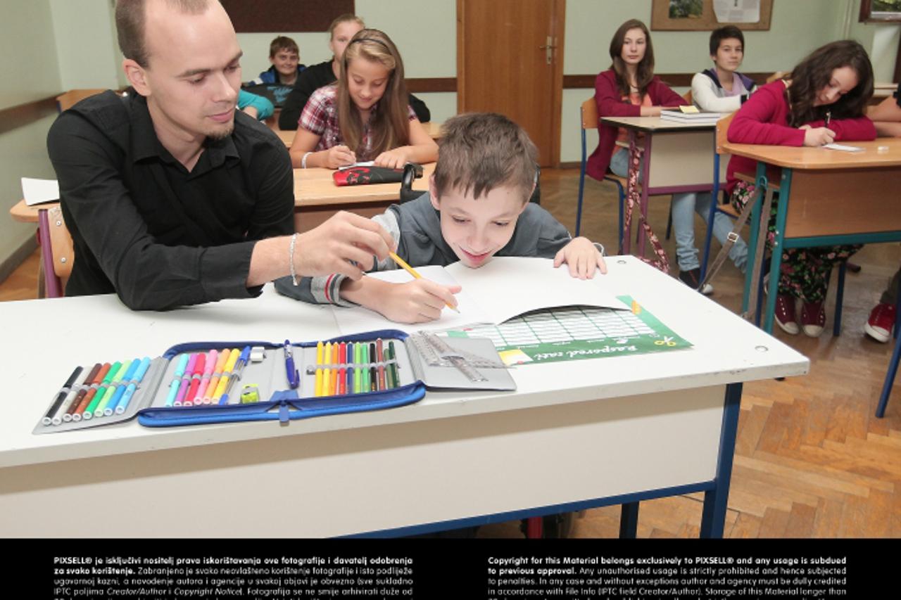 '02.09.2013., Koprivnica - Neven Geci iz naselja Rasinja koji boluje od cerebralne paralize i slabovidna Ivana Lovasic ce od ove skolske godine gradivo savladavati uz pomocnika Dine Valesa i Antonije 