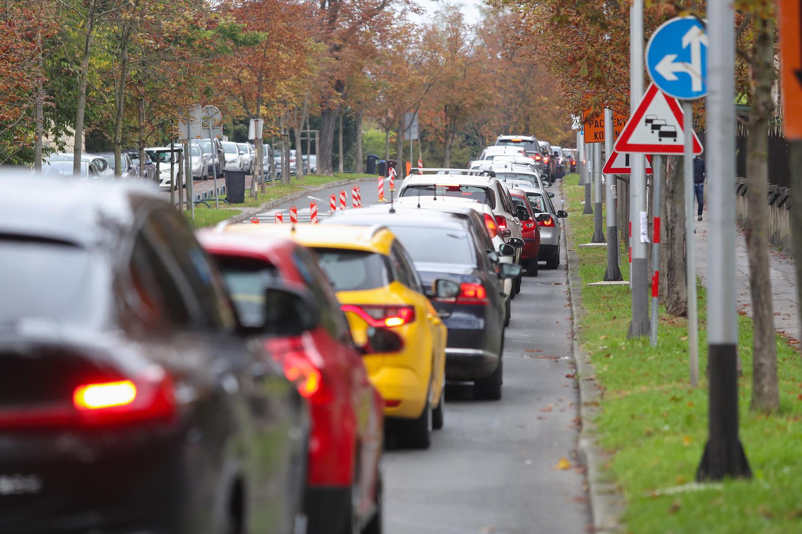 Prije obavljanja ovih radnji, vozač je dužan (uz poštovanje svih mjera sigurnosti) druge sudionike u prometu jasno i pravodobno upozoriti o svojoj namjeri, dajući im znak pomoću pokazivača smjera i stop svjetla ili, ako oni ne postoje, odgovarajući znak rukom.