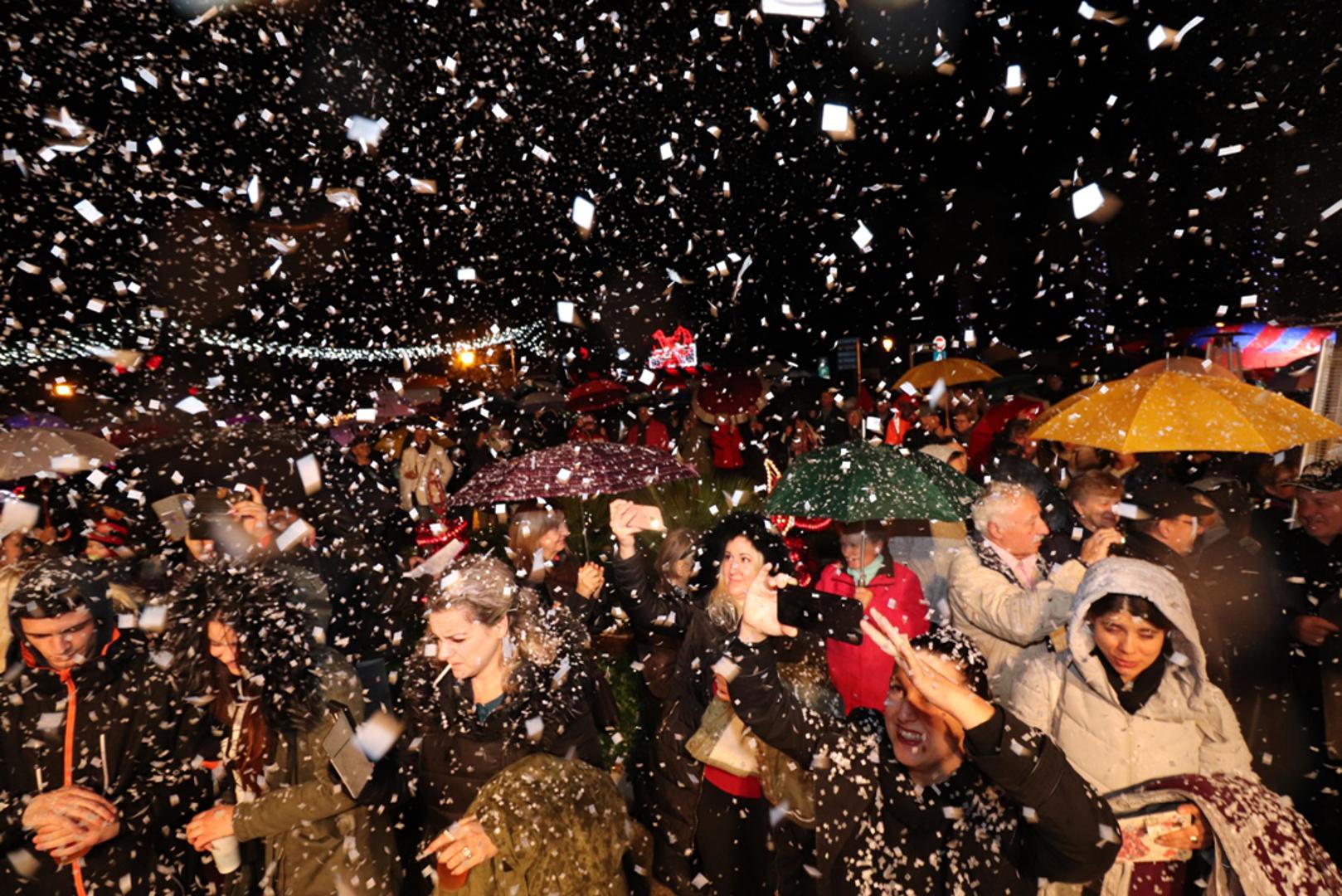 Tisuće lampiona puštaju se uz paljenje adventskih svijeća