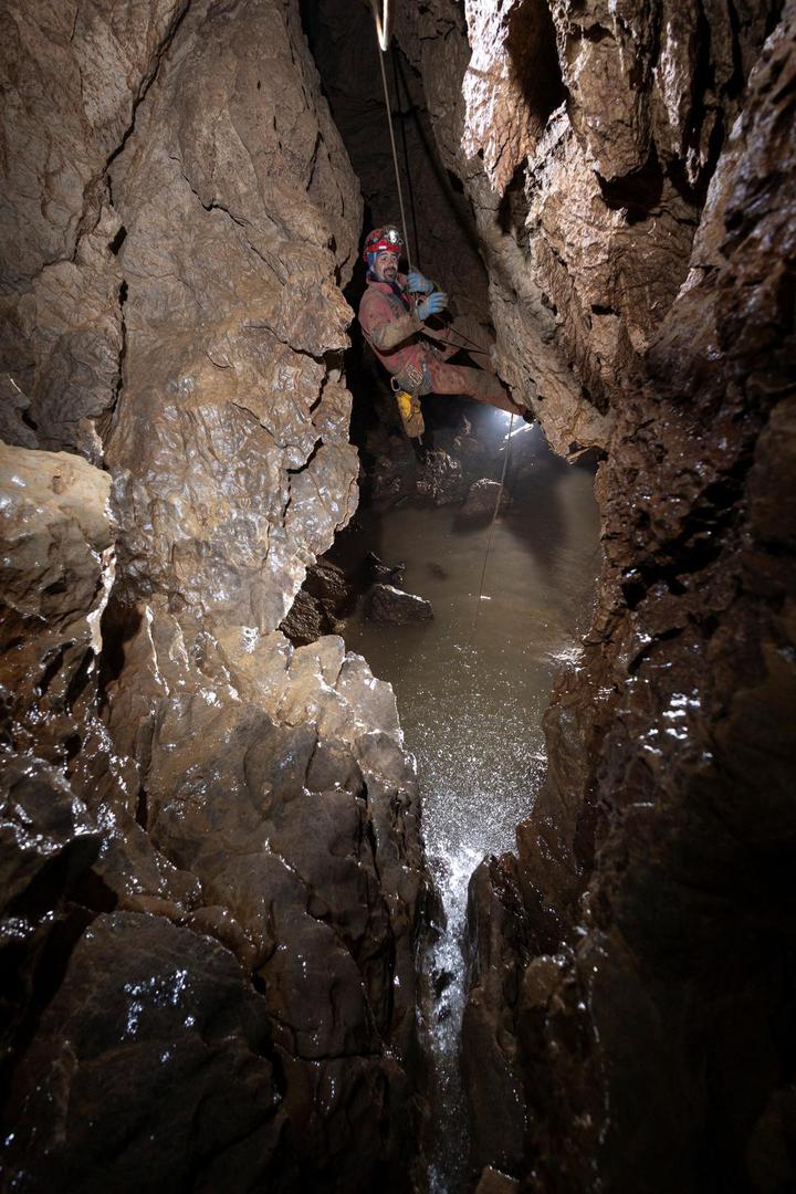 A caver is seen in Morca Cave, where U.S. caver Mark Dickey fell ill and became trapped some 1,000 meters (3,280 ft) underground, near Anamur in Mersin province, southern Turkey August 28, 2023. REUTERS/Agnes Berentes NO RESALES. NO ARCHIVES Photo: Stringer/REUTERS