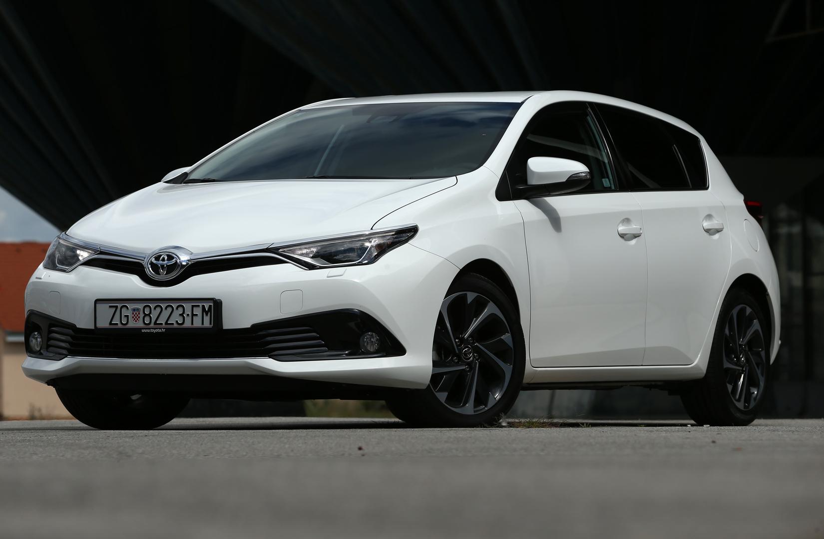 Na trećem mjestu ljestvice je Toyota Auris. Auris je toliko popularan i pouzdan automobil da se čini kao da je devet od deset ljudi u današnjem svijetu barem jednom vozilo, rentalo ili posjedovalo jedan primjerak. Iako možda nije najuzbudljiviji automobil na tržištu i često se smatra pomalo dosadnim, njegov najveći adut je pouzdanost koja donosi potpunu sigurnost i bezbrižnost za vozače.