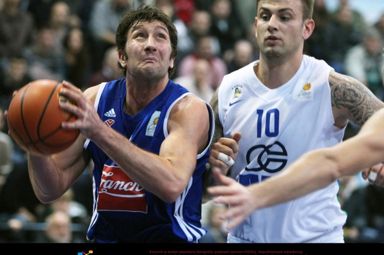 '18.12.2011., KD Drazen Petrovic, Zagreb - Kosarkaska utakmica 12. kola NLB Lige izmedju KK Zagreb Croatia Osiguranje - KK Cibona. Goran Suton I Mario Kasun.Photo: Marko Prpic/PIXSELL'