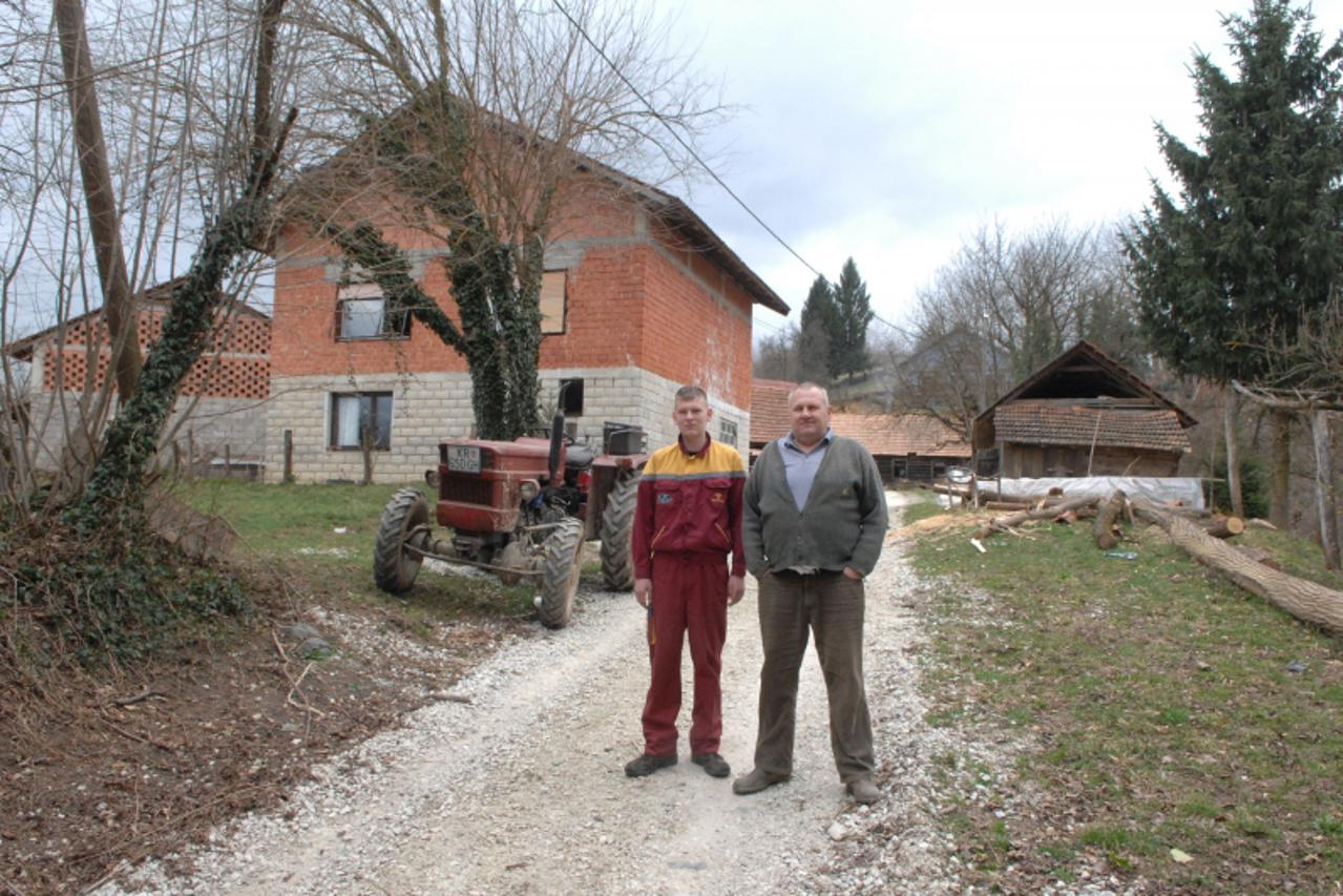 '12.04.2013. Zelengaj, Veliko Trgovisce - Mjestani zaselka Vinkovici Josip Vinkovic i njegov unuk Josip zale se na Opcinu Veliko Trgovisce jer u predizbornoj kampanji Opcina uredjuje razne drustvene d