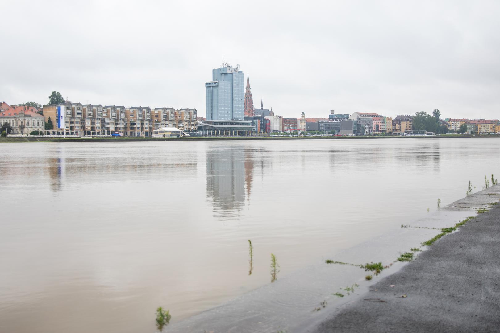 12.06.2024. Osijek -  Vodostaj Drave na lijevoj obali, ocekivanje vodenog vala Photo: Borna Jaksic/PIXSELL