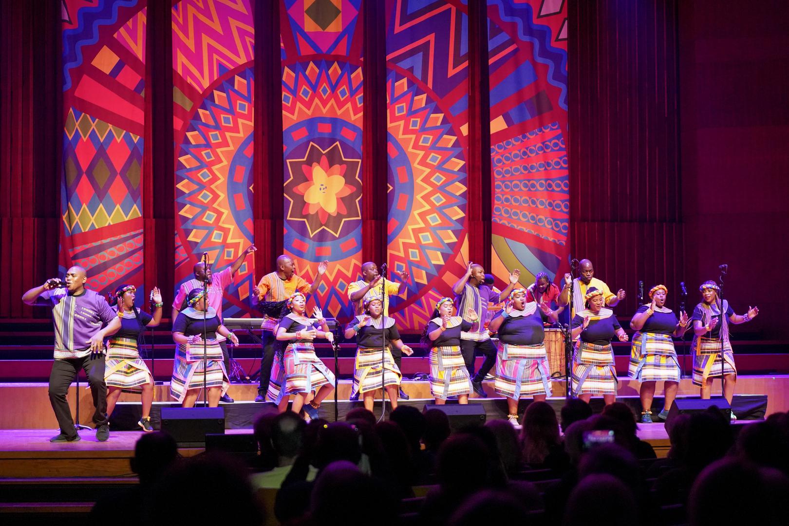 Soweto Gospel Choir nastavlja svoju turneju Hope, ali zagrebačka publika će zasigurno još dugo pamtiti ovu večer prepunu topline, energije i  nade. 