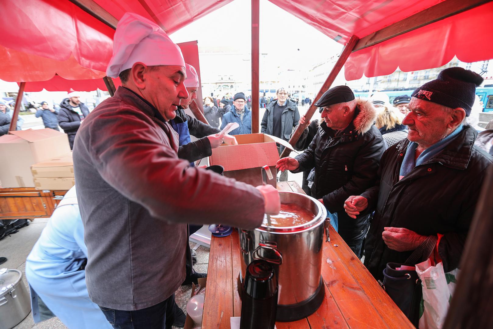 Mirisi mnogima omiljene blagdanske delicije danas su na Trg bana Jelačića privukli brojne Zagrepčane, a u povodu Badnjaka s 1000 porcija bakalara počastili su ih članovi strane Plavi grad na čelu s Ivicom Lovrićem. 