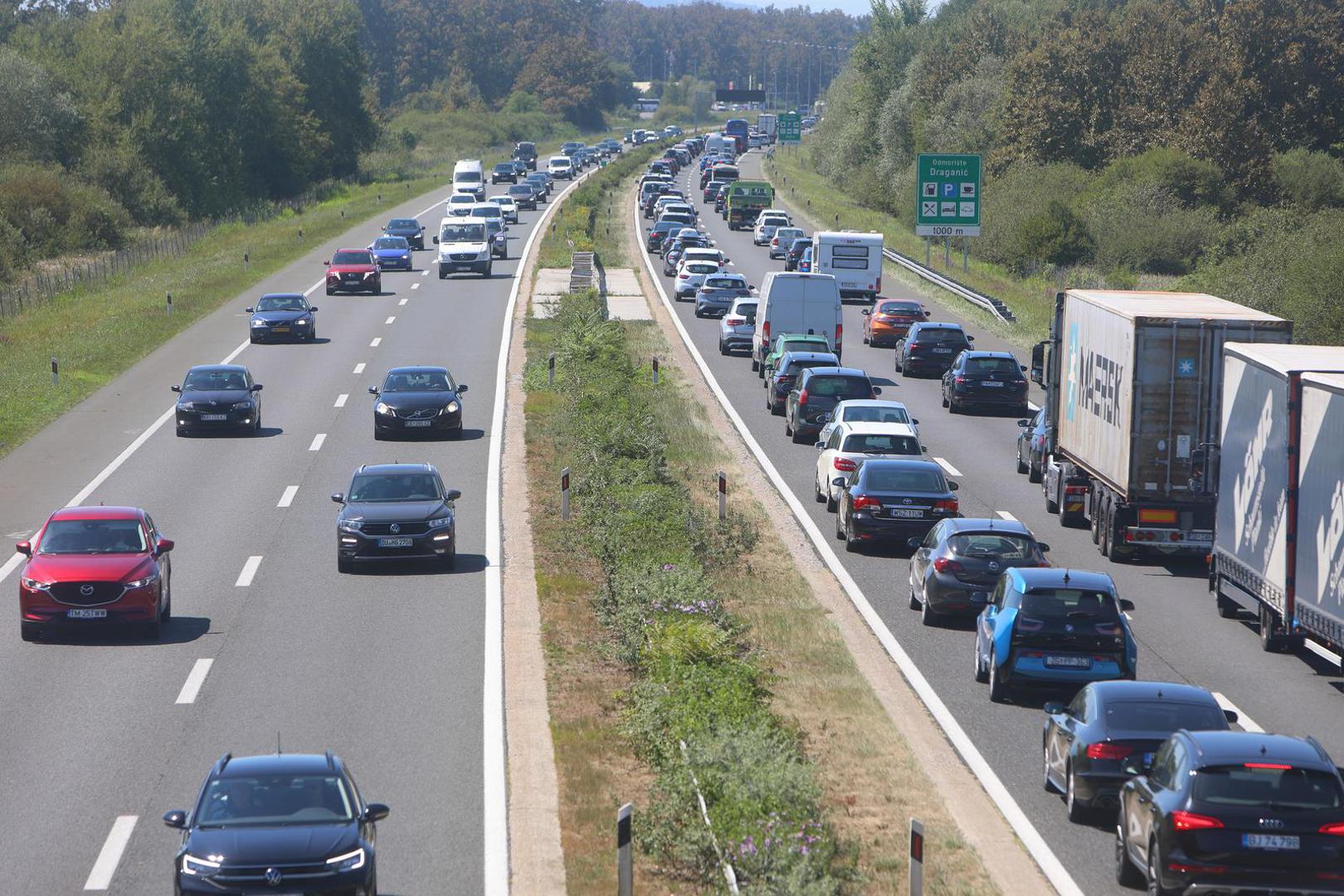 Pojačan je promet između čvorova Lučko i Bosiljevo 2 u oba smjera, vozi se u kolonama u pokretu uz povremene zastoje.