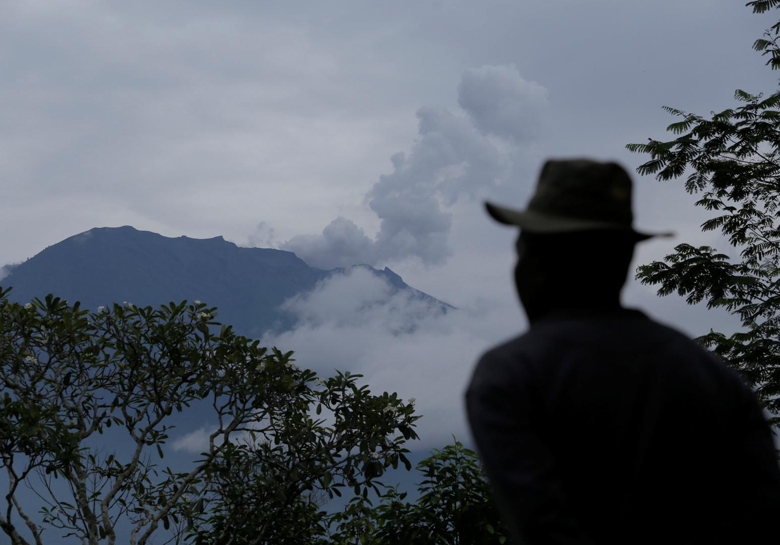 Neki međunarodni zrakoplovni prijevoznici nastavili su letove za Bali, koji su bili otkazani zbog eurupcije vulkana na indonezijskom otoku Mount Agung u subotu navečer, što je drugi put u manje od tjedan dana.