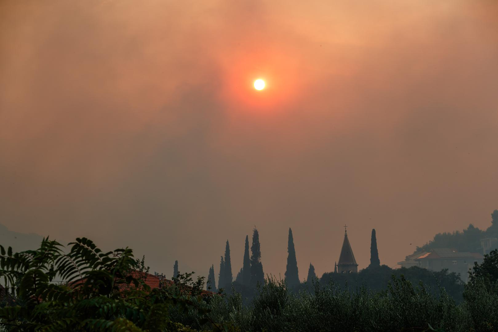 27.08.2024., Zrnovnica - U poslijepodnevnim satima vjetar je ponovno razbuktao pozar koji je usao u Zrnovnicu. Photo: Zvonimir Barisin/PIXSELL