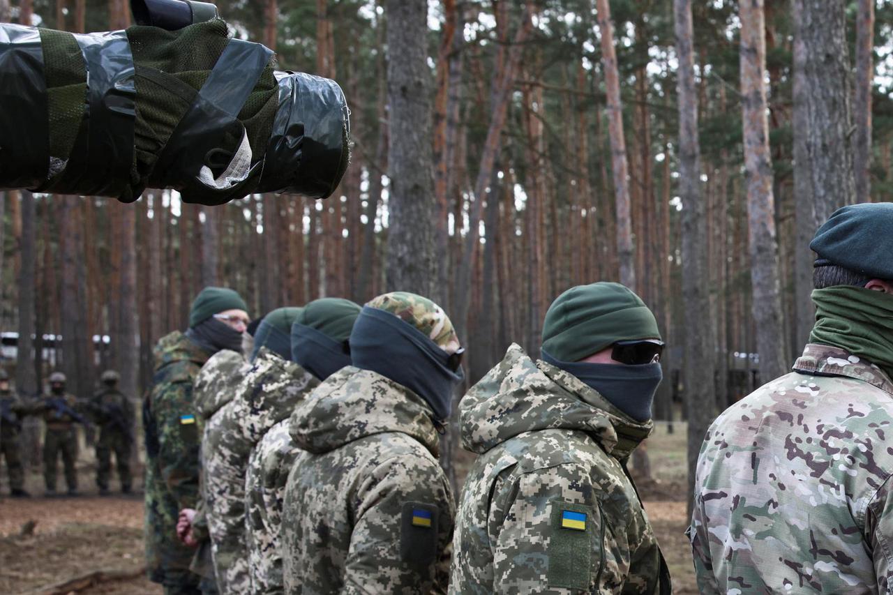 German Defence Minister Pistorius and German President Steinmeier visit Ukrainians undergoing Leopard tank training in Klietz