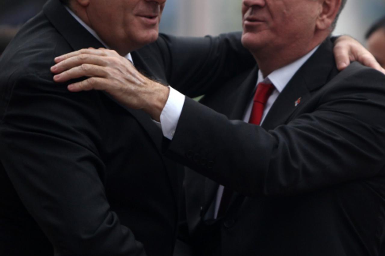 'Serbian President Tomislav Nikolic (R) shakes hands with President of Republika Srpska Milorad Dodik before meeting in Banja Luka December 26, 2012. REUTERS/Dado Ruvic (BOSNIA AND HERZEGOVINA - Tags: