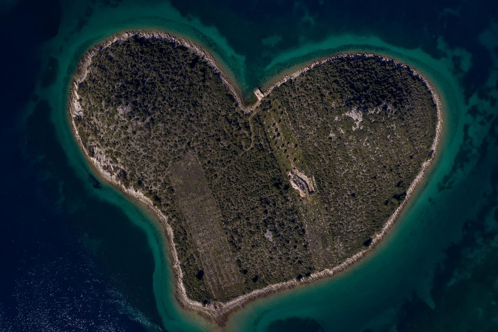 31.01.2023., Otocic Galesnjak, mnogima je znan i kao Otok zaljubljenih. Zbog svog specificnog oblika srca postao je prepoznatljiv otocic nase obale diljem svijeta. Rijec je  nenaseljenom otocicu smjestenom u Pasmanskom kanalu, a moguce ga je posjetiti barkom ili brodom. Photo: Dino Stanin/PIXSELL