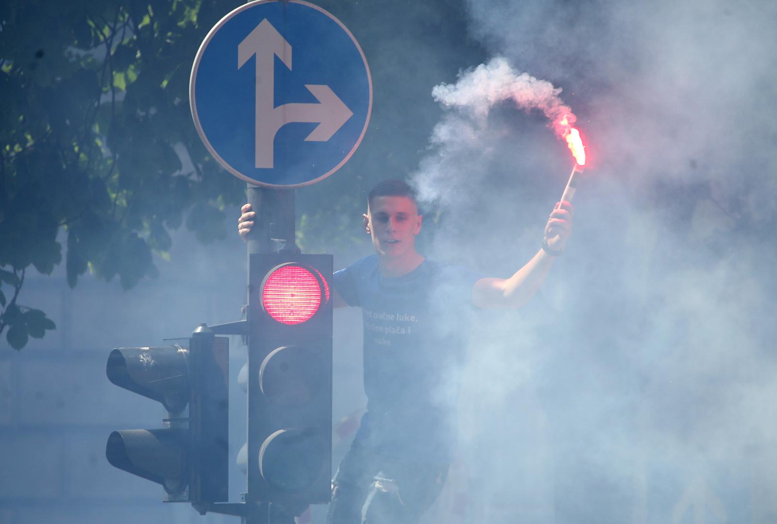 25.05.2022., Zagreb - Brojni maturanti u gradu obiljezavalju kraj svog srednjoskolskog obrazovanja pjesmom i nezaobilaznim kupanjem u fontanama. Photo: Marko Lukunic/PIXSELL