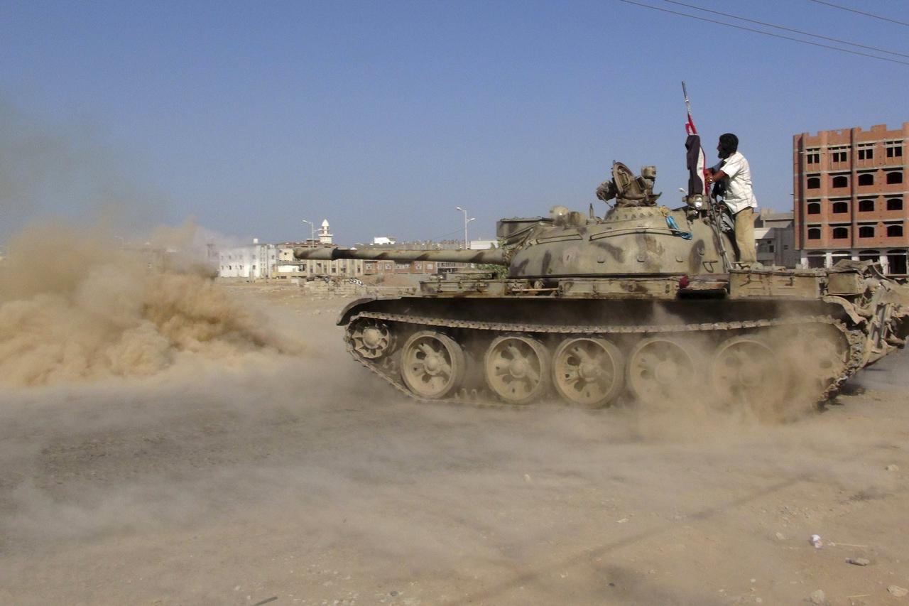 Members of the Southern Resistance Committees man a tank during clashes with Houthi fighters in Yemen's southern city of Aden April 22, 2015. REUTERS/Stringer