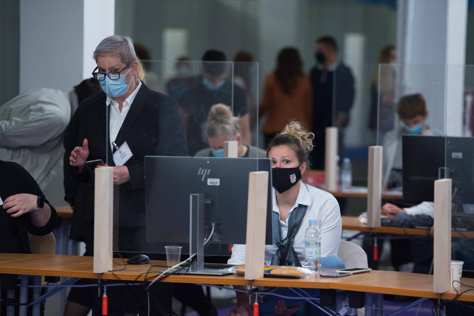 30.05.2021., Zagreb - Clanovi birackog odbora Zagrebackog velesajma prebrojali su glasove nakon zavrsenih lokalnih izbora. Photo: Bruno Fantulin/PIXSELL