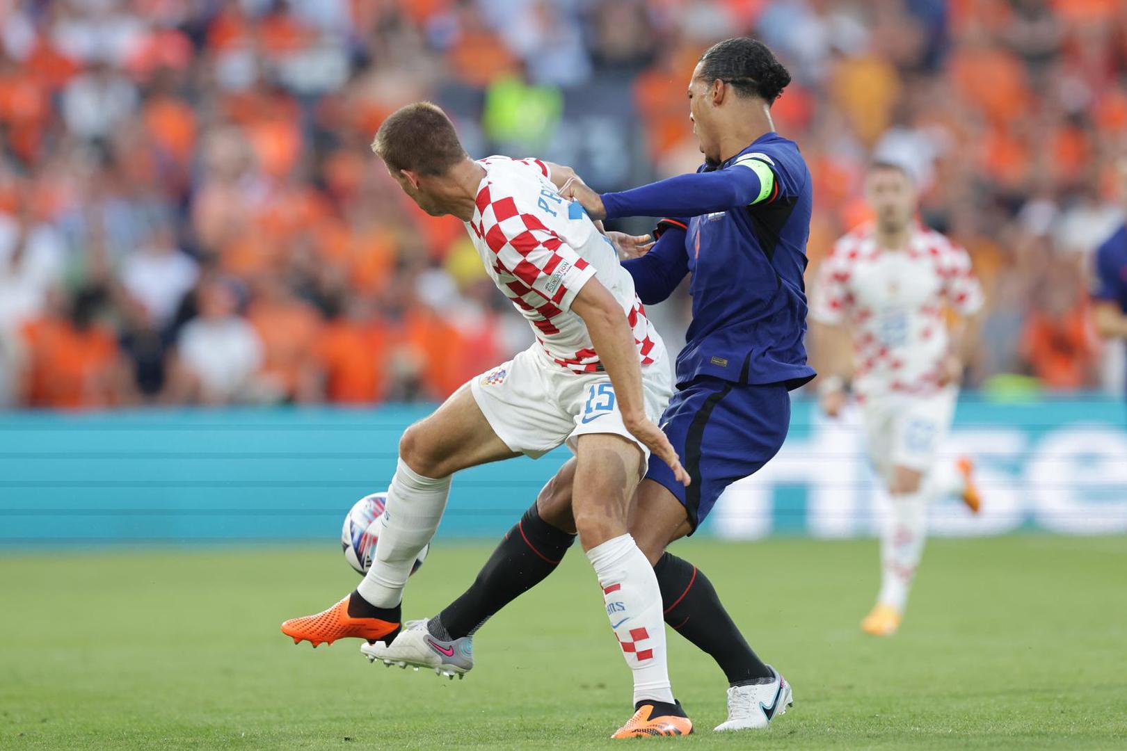 14.06.2023., stadion Feyenoord "De Kuip", Rotterdam, Nizozemska - UEFA Liga Nacija, polufinale, Nizozemska - Hrvatska. Mario Pasalic, Virgil van Dijk Photo: Luka Stanzl/PIXSELL