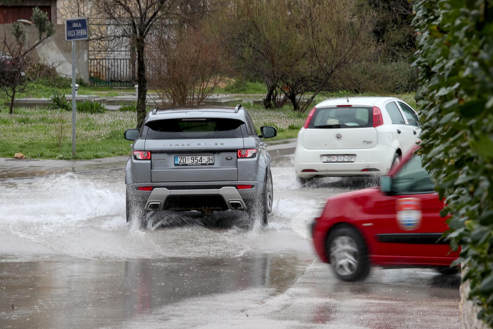 11.03.2024., Zadar - U Zadru je palo 164 litre kise po cetvronom metru u zadnja 24 sata. To predstavlja rekordnu kolicinu na toj mjernoj postaji u ozujku otkad postoje mjerenja. Do sad je evidentirana 21 tehnicka intervencija, u tijeku ih je 12, a nove dojave gradjana neprestano stizu. Photo: Sime Zelic/PIXSELL