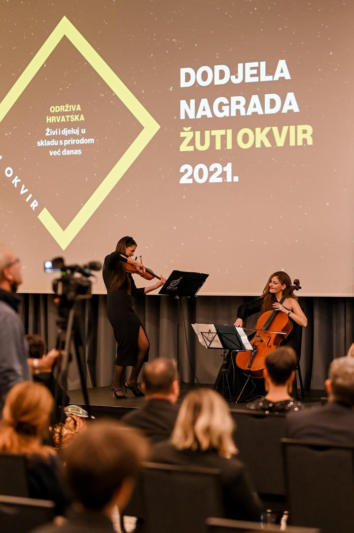 Antonija Barna i Ana Gjud, Vortex Strings