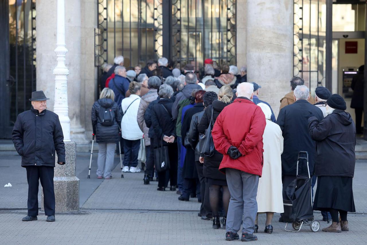 Umirovljenici u redovima čekaju kako bi podigli mirovinu